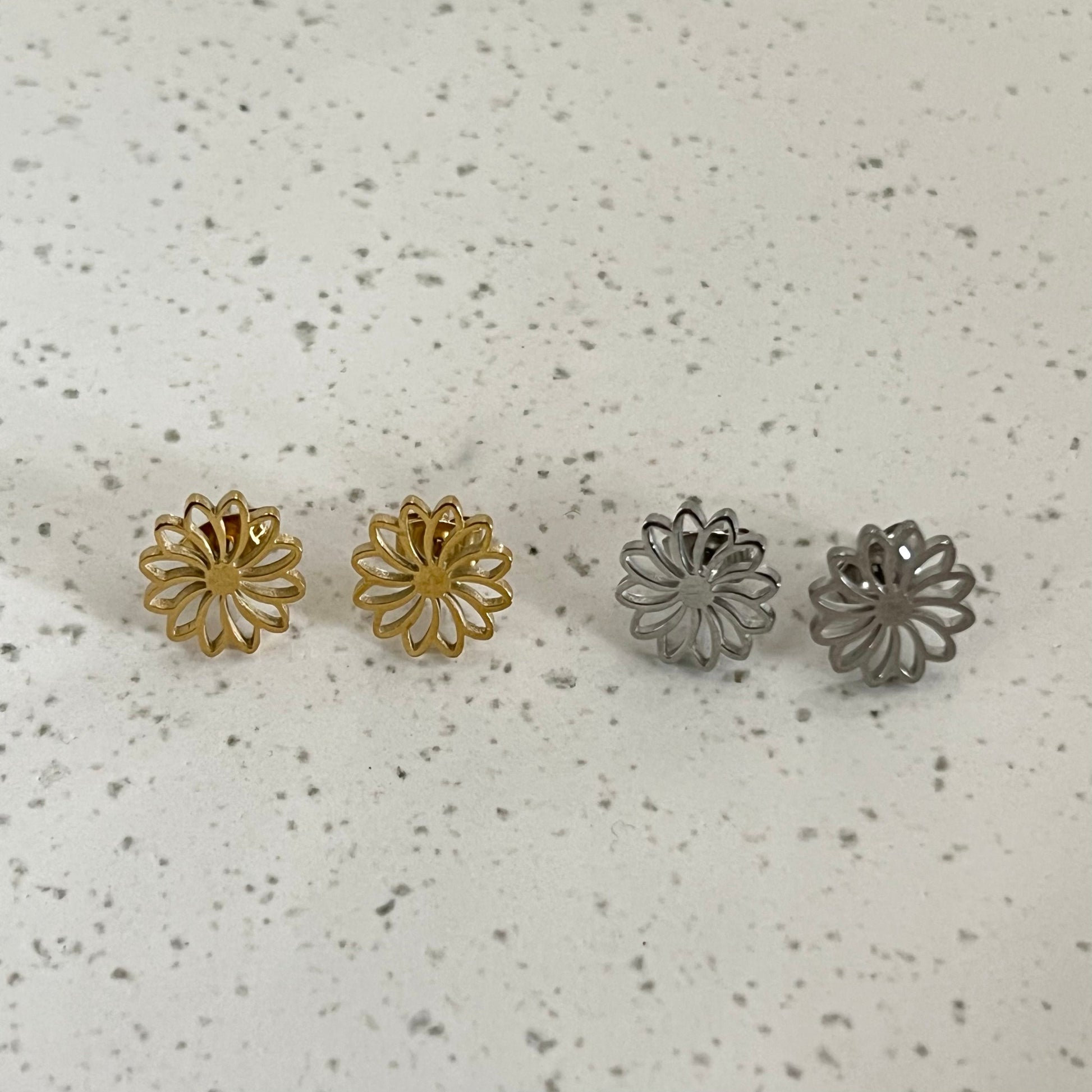 Daisy Stud Earrings in gold