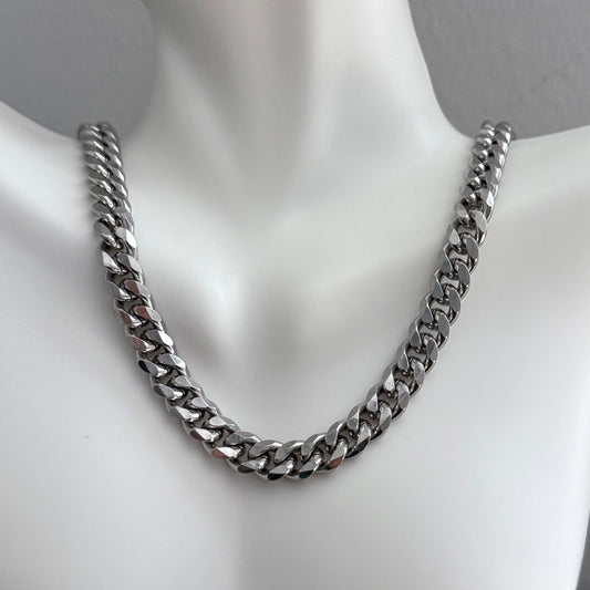 Cuban Chain Silver chain necklace on a mannequin with a plain background.