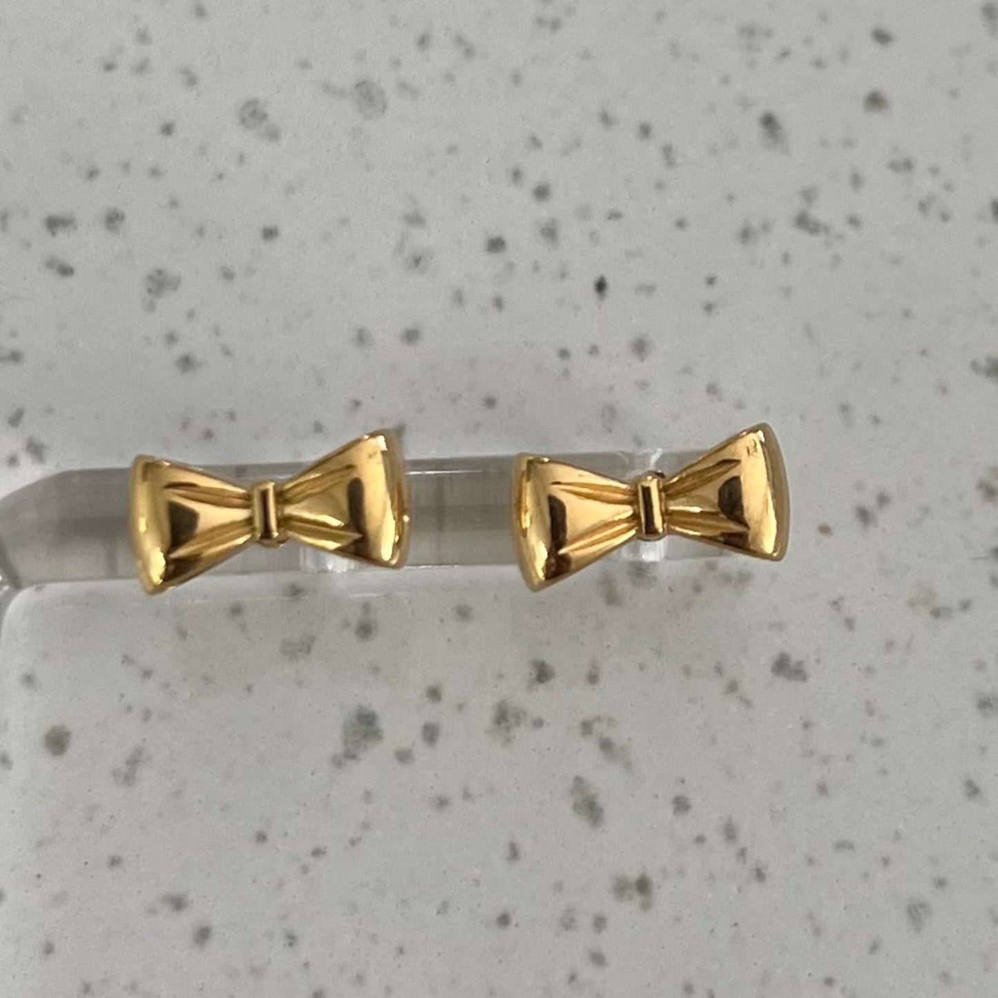 Bow stud earrings in gold