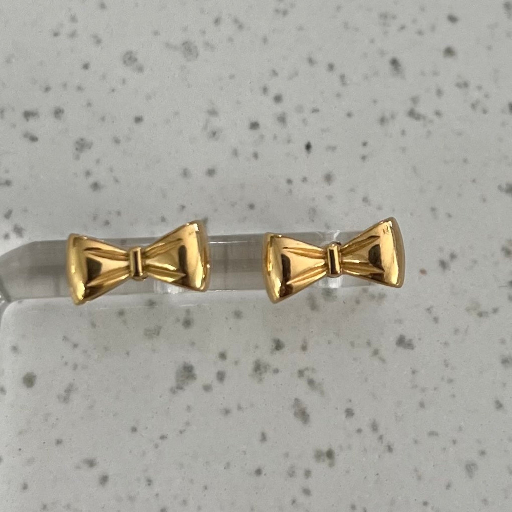 Bow stud earrings in gold