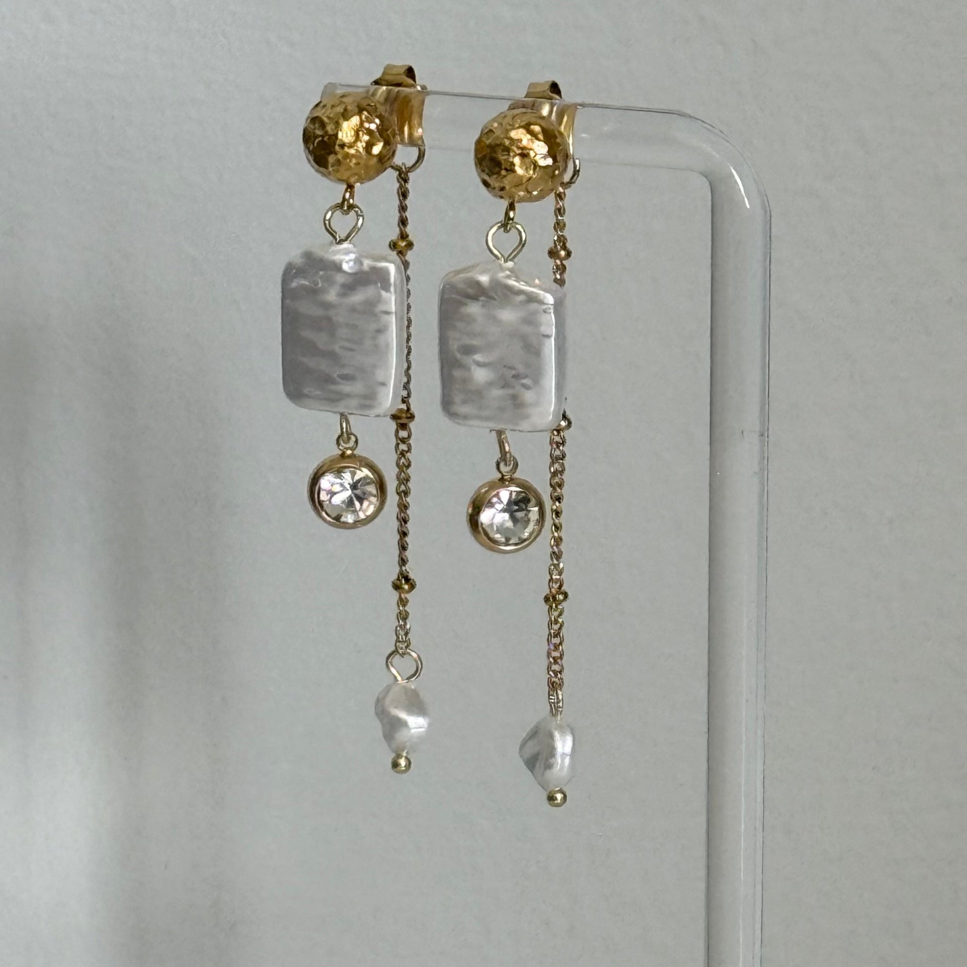 Drop pearl earrings in gold