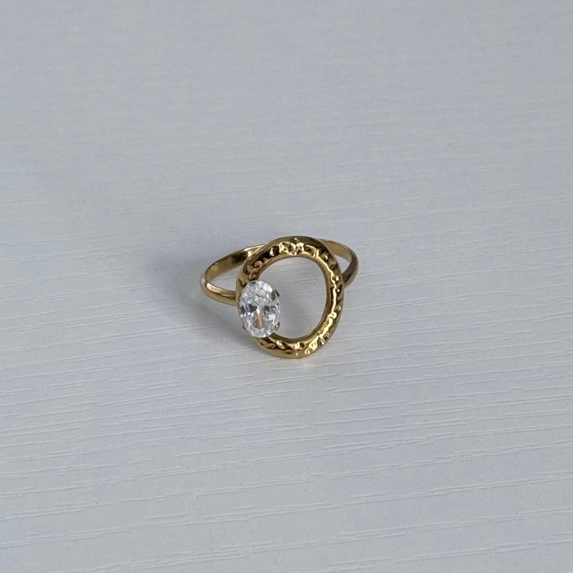 Adjustable, gold ring with Zircon stone 