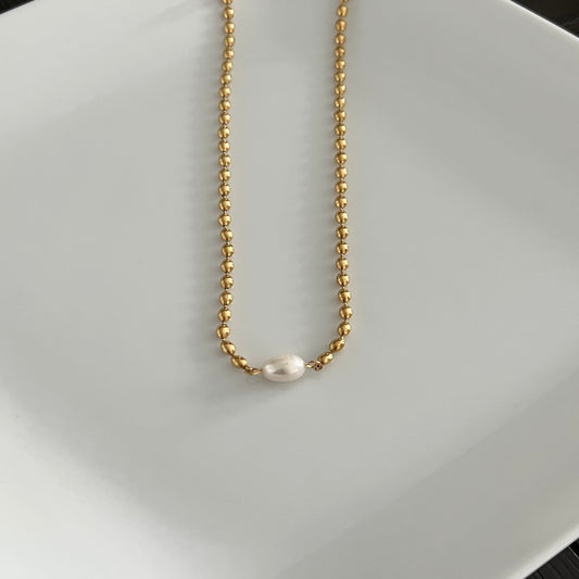 Beaded necklace with pearl pendant